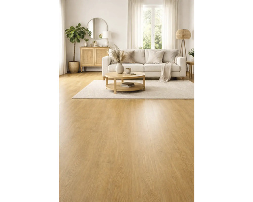 Obývacia izba so svetlou drevenou podlahou, pohovkou, konferenčným stolíkom a kobercom