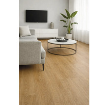 Svetlá obývacia izba so svetlou drevenou podlahou, pohovkou a konferenčným stolíkom