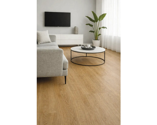 Svetlá obývacia izba so svetlou drevenou podlahou, pohovkou a konferenčným stolíkom