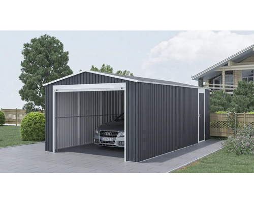 Veľká kovová garáž v antracitovej farbe s bielym rámom a sedlovou strechou, s bočným vchodom a zaparkovaným autom na dláždenej príjazdovej ceste.