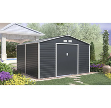 Tmavosivý kovový záhradný domček so sedlovou strechou, bielymi hranami a dvojkrídlovými dverami v záhrade.