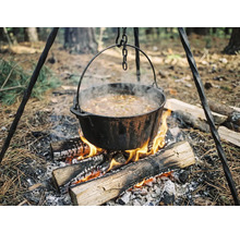 Kotlík nad táborákom na vonkajšie varenie