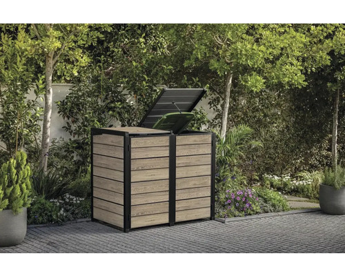 Drevený box na smetné nádoby s otvoreným vekom v záhrade