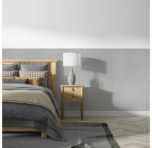 Spálňa s posteľou, nočným stolíkom a lampou