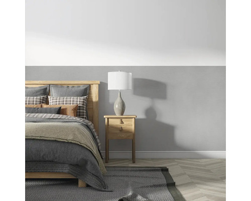 Spálňa s posteľou, nočným stolíkom a lampou