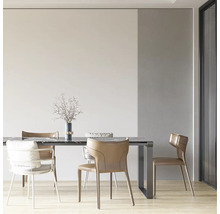 Jedáleň s jedálenským stolom, stoličkami a vázou na kvety.