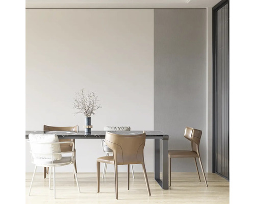 Jedáleň s jedálenským stolom, stoličkami a vázou na kvety.