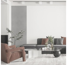 Moderná obývacia izba so sivou pohovkou, kreslom a konferenčnými stolíkmi