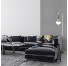 Obývacia izba s pohovkou, konferenčným stolíkom a stojacou lampou