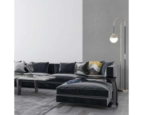 Obývacia izba s pohovkou, konferenčným stolíkom a stojacou lampou