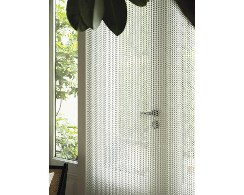 Ozdobné dvere so závesom z malých guľôčok a kľučkou