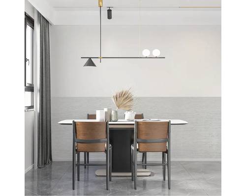 Jedáleň s jedálenským stolom, stoličkami a závesnými svietidlami