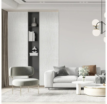 Obývacia izba s pohovkou, kreslom, knižnicou a konferenčným stolíkom