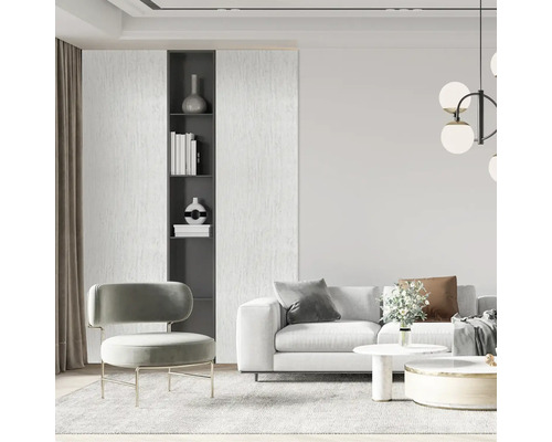 Obývacia izba s pohovkou, kreslom, knižnicou a konferenčným stolíkom