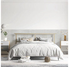 Svetlá spálňa s posteľou, nočnými stolíkmi a dekoratívnymi prvkami