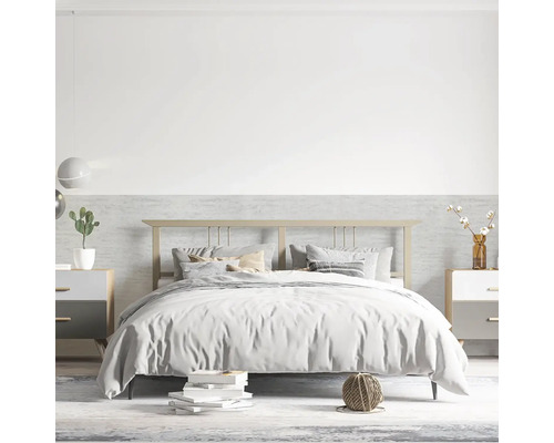 Svetlá spálňa s posteľou, nočnými stolíkmi a dekoratívnymi prvkami