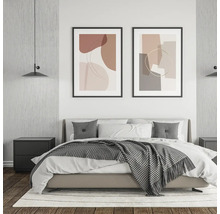 Spálňa s posteľou, nočnými stolíkmi a zarámovanými abstraktnými obrazmi