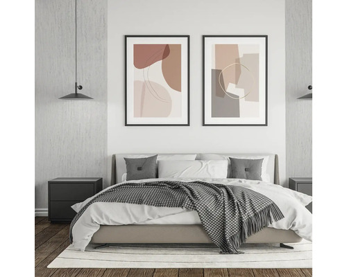 Spálňa s posteľou, nočnými stolíkmi a zarámovanými abstraktnými obrazmi