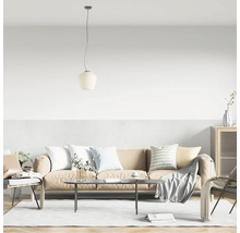 Obývacia izba s pohovkou, kreslami, konferenčným stolíkom, kobercom a závesným svietidlom pre útulnú atmosféru