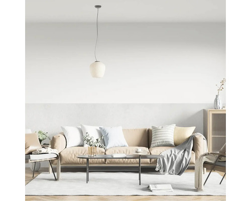 Obývacia izba s pohovkou, kreslami, konferenčným stolíkom, kobercom a závesným svietidlom pre útulnú atmosféru