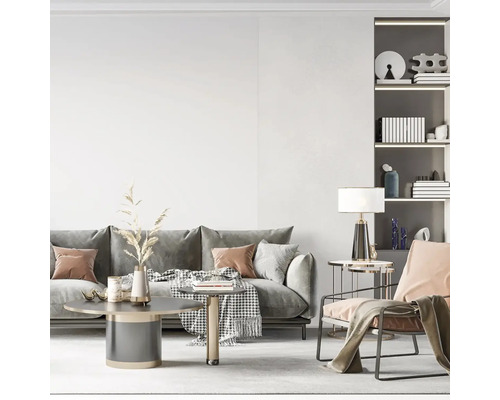 Obývacia izba s pohovkou, kreslom, konferenčným stolíkom a policou.