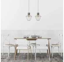 Jedáleň s dreveným stolom, stoličkami a závesnými svietidlami