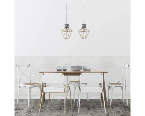 Jedáleň s dreveným stolom, stoličkami a závesnými svietidlami