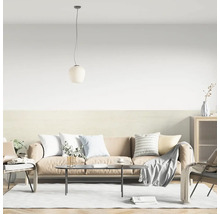 Obývacia izba s pohovkou, konferenčným stolíkom, stoličkami a závesným svietidlom pre útulnú atmosféru