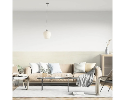 Obývacia izba s pohovkou, konferenčným stolíkom, stoličkami a závesným svietidlom pre útulnú atmosféru