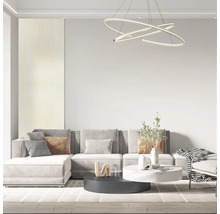 Svetlá obývacia izba s pohovkou, konferenčným stolíkom a stropnou lampou