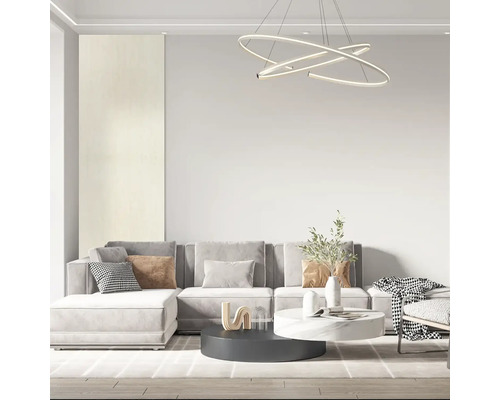 Svetlá obývacia izba s pohovkou, konferenčným stolíkom a stropnou lampou