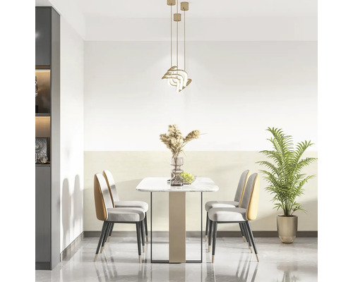 Jedáleň s jedálenským stolom, stoličkami, závesným svietidlom a izbovou rastlinou.