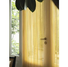 Izbová scéna so závesmi ako dverový záves