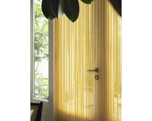 Izbová scéna so závesmi ako dverový záves