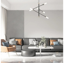 Moderná obývacia izba so sivou pohovkou, kreslom a stropným svietidlom