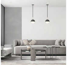 Svetlý obývací pokoj s pohovkou, konferenčným stolíkom a závesnými svetlami