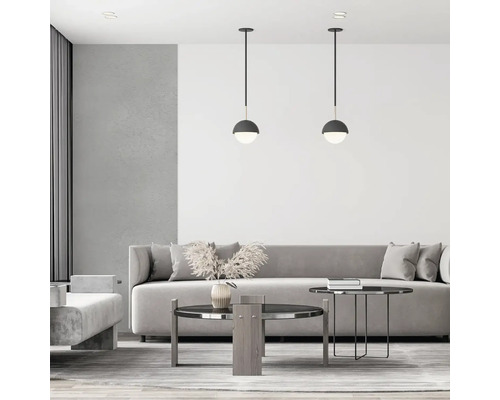 Svetlý obývací pokoj s pohovkou, konferenčným stolíkom a závesnými svetlami