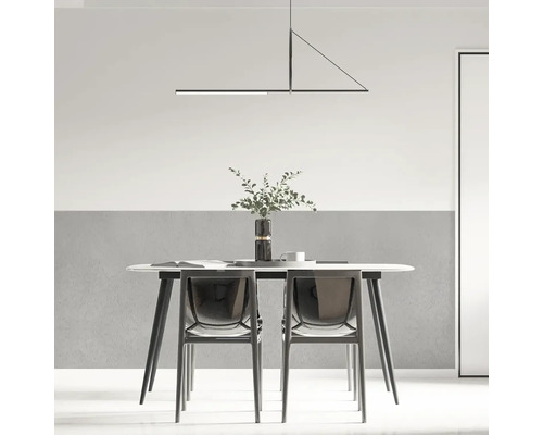 Jedáleň s jedálenským stolom, stoličkami a závesným svietidlom