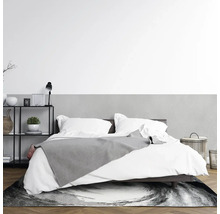 Spálňa s posteľou, nočným stolíkom a kobercom