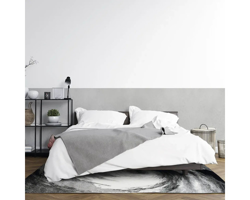 Spálňa s posteľou, nočným stolíkom a kobercom