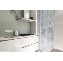 Moderná kuchyňa s varnou doskou, odsávačom pár a perličkovým závesom