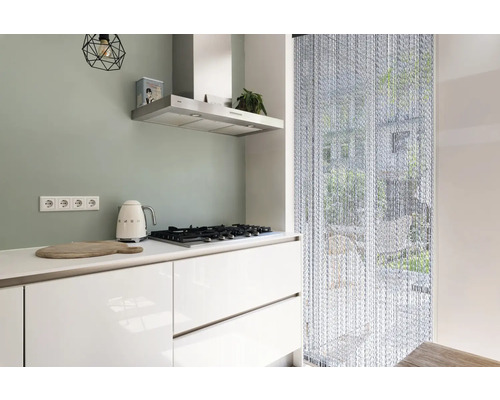 Moderná kuchyňa s varnou doskou, odsávačom pár a perličkovým závesom