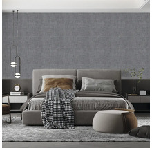 Spálňa s posteľou, nočnými stolíkmi, lampou, kobercom a štruktúrovanými tapetami