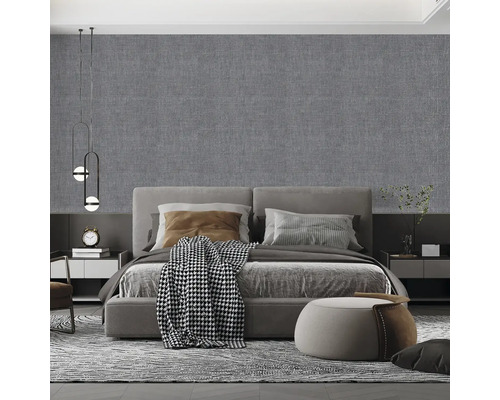 Spálňa s posteľou, nočnými stolíkmi, lampou, kobercom a štruktúrovanými tapetami