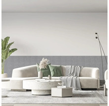 Svetlá obývacia izba s pohovkou, konferenčným stolíkom a izbovou rastlinou