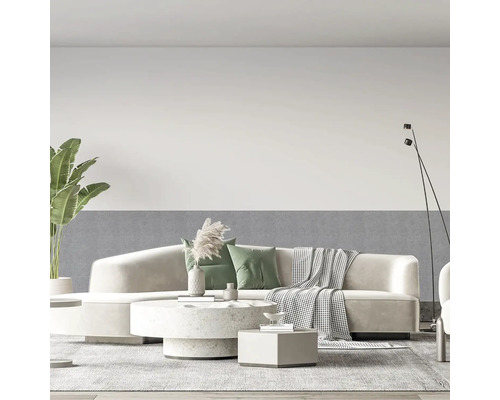 Svetlá obývacia izba s pohovkou, konferenčným stolíkom a izbovou rastlinou