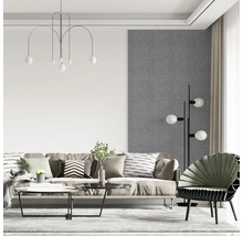 Obývacia izba s pohovkou, kreslom, stojacou lampou, konferenčným stolíkom a závesným svietidlom v modernom dizajne.