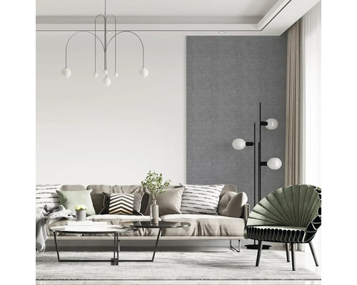 Obývacia izba s pohovkou, kreslom, stojacou lampou, konferenčným stolíkom a závesným svietidlom v modernom dizajne.