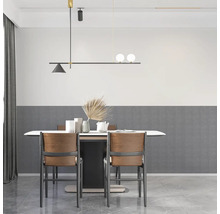 Jedálenský stôl so stoličkami pod moderným závesným svietidlom v jedálni.