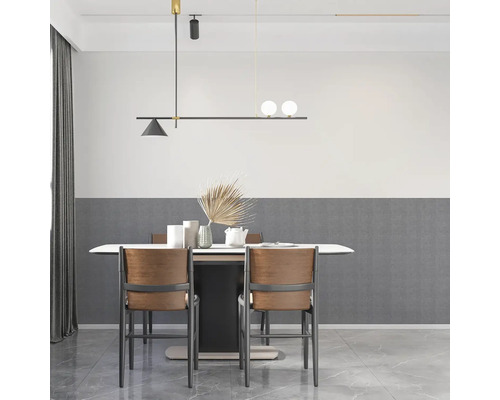 Jedálenský stôl so stoličkami pod moderným závesným svietidlom v jedálni.